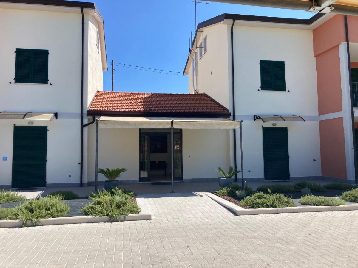 Rta La Pineta Aparthotel Sarzana Exterior photo